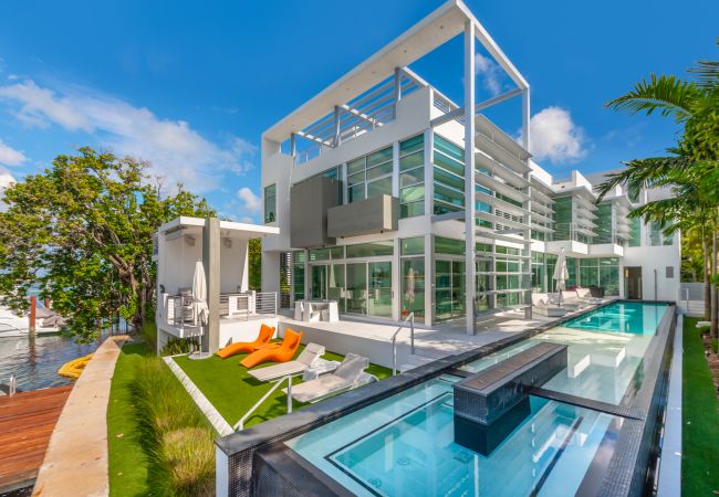 Villa/Dettached house in Miami Beach - DAWN
